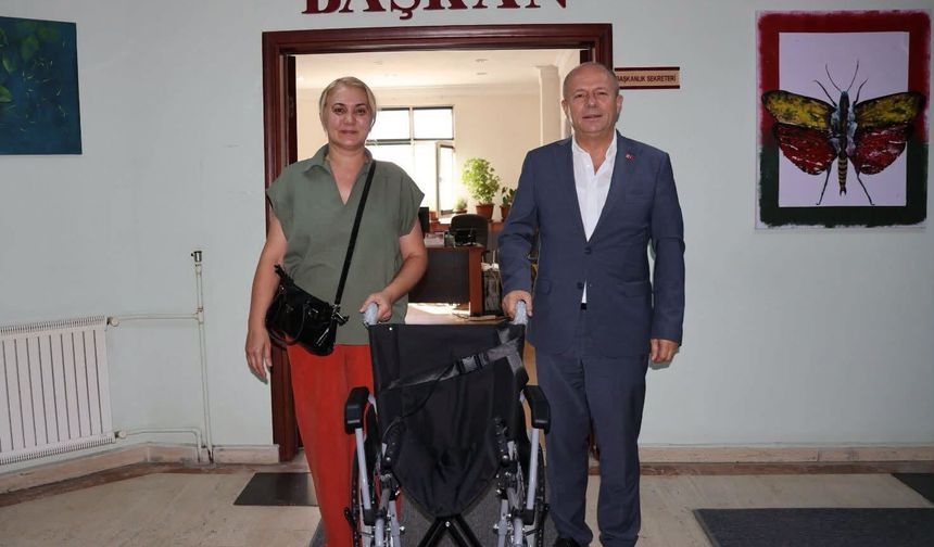 Büyükkarıştıran Belediyesi’nden Ayşe Şen’e Tekerlekli Sandalye Desteği