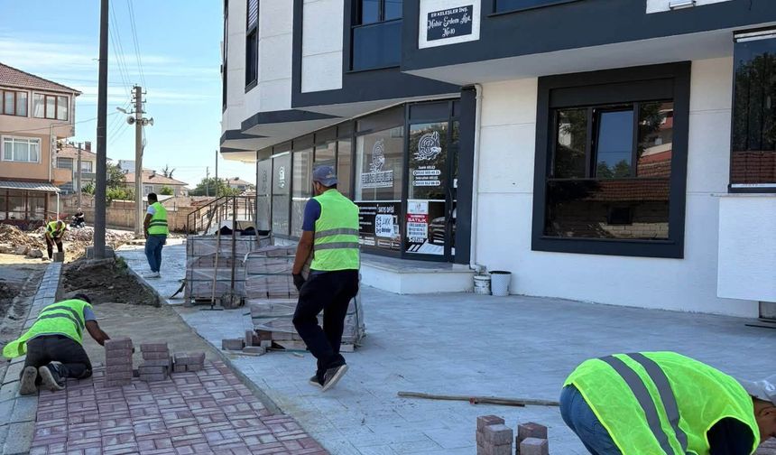 Büyükkarıştıran’da Yol ve Kaldırım Çalışmaları Sürüyor
