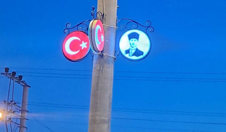 Kavaklı Atatürk Meydanı Türk Bayrağı ve Atatürk Tabelalarıyla Güzelleşti