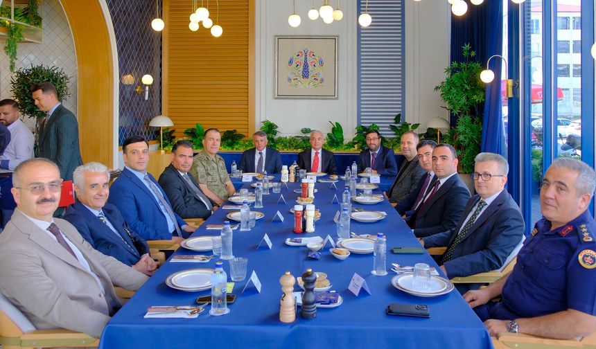 Çamuroğlu ve Eviş İçin Veda Programı Düzenlendi