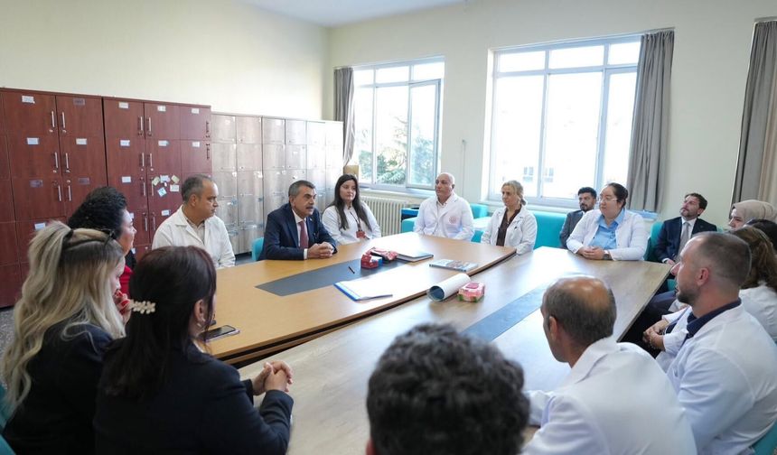 Bakan Tekin’den Ahmet Mithat Ortaokulu’na Ziyaret