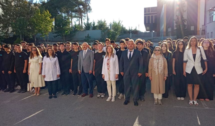 Kırklareli Fen Lisesinde Yeni Haftaya Bayrak Töreniyle Başlandı