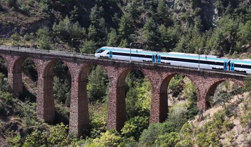 "Test süreçleri başarıyla devam eden Milli Elektrikli Hızlı Tren'imiz saatte 250 kilometre hıza ulaştı"