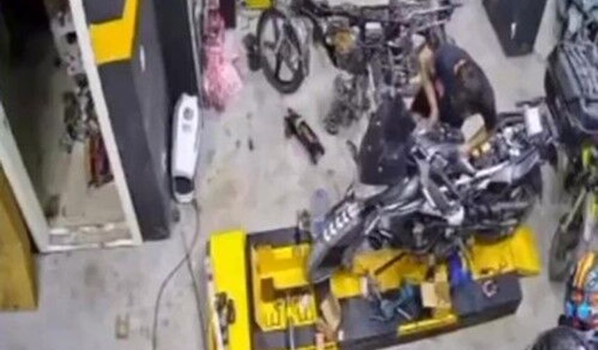 Çırağının çalışkanlığını karşılıksız bırakmadı, taksitle aldığı motosikleti hediye etti