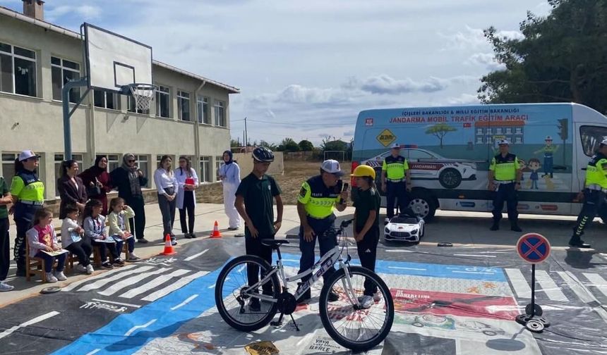Pınarhisar'da öğrencilere uygulamalı güvenli trafik eğitimi