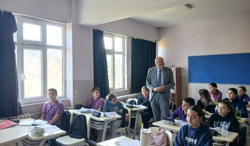 Müdür Akdemir’den Çakıllı Okullarına Eğitim Ziyareti