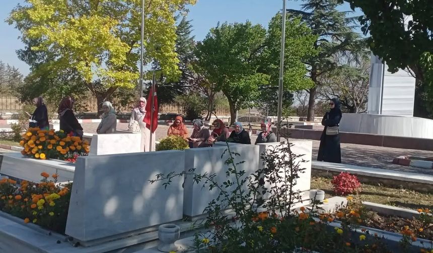 Lüleburgaz’da Kur’an Kursu Öğrencilerinden Şehitlik Ziyareti