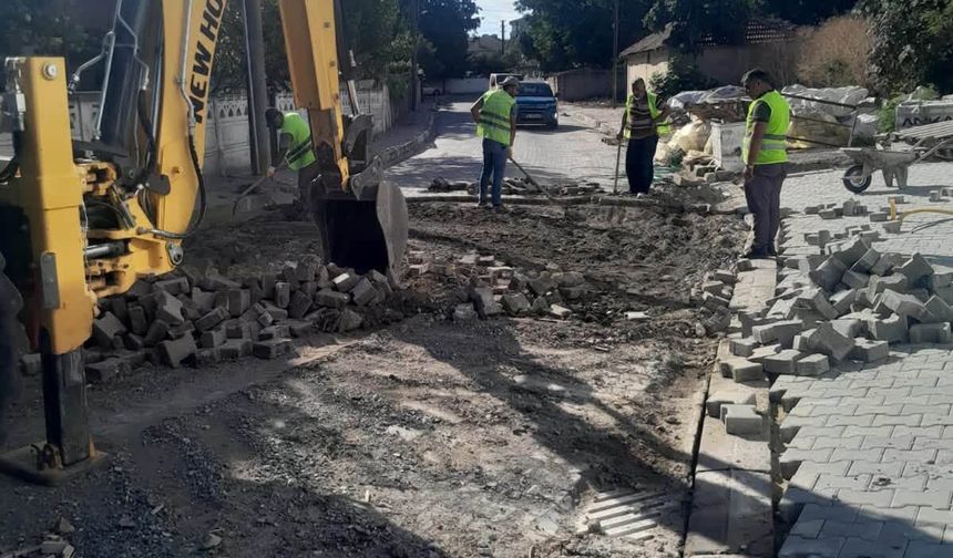 Büyükkarıştıran’da Yol ve Kaldırım Çalışmaları Sürüyor