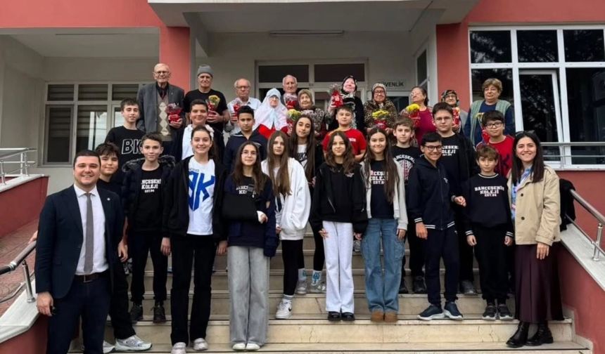 Lüleburgaz’da Öğrencilerden Huzurevi Sakinlerine Ziyaret