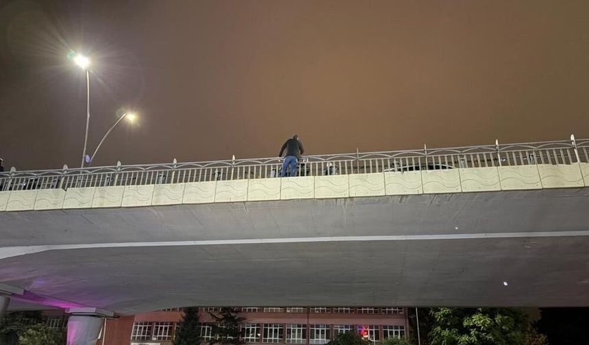 İntihar etmek için köprüye çıkan şahsı polis ekipleri ikna etti