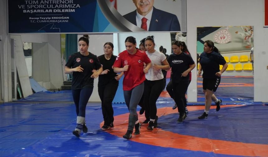 Babasının karşı çıktığı güreşte Balkan şampiyonu oldu