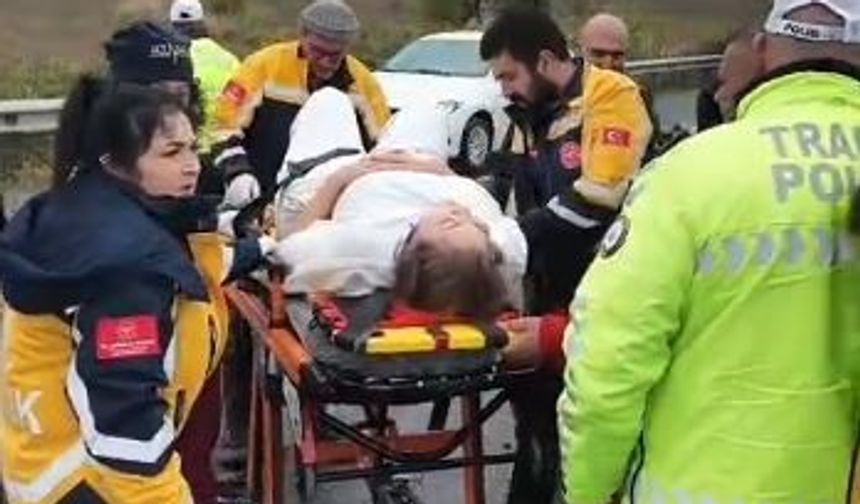 Kazaya denk gelen doktor, yaralı sürücünün yardımına koştu