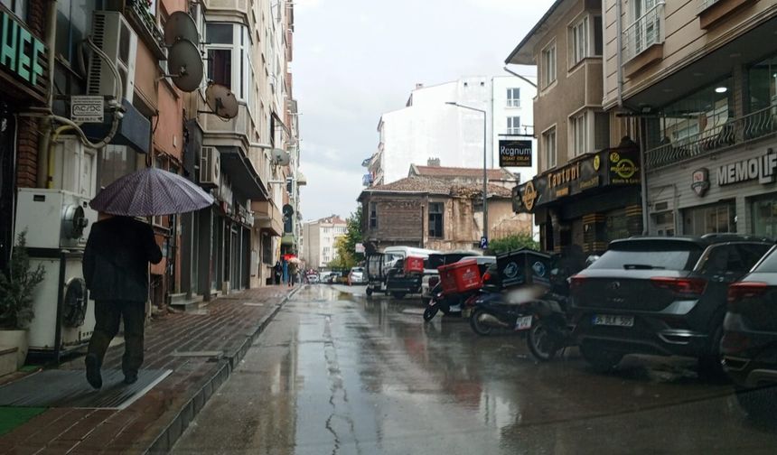 Kırklareli’nde Yağış Aralıklarla Sürüyor