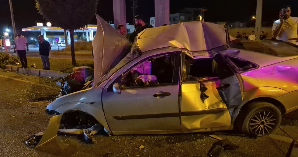 Otomobil direğe çarptı: 4 yaralı