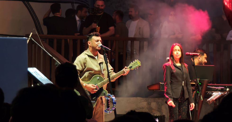 Ahlat’ta zafer coşkusu Buray’ın şarkılarıyla taçlandı