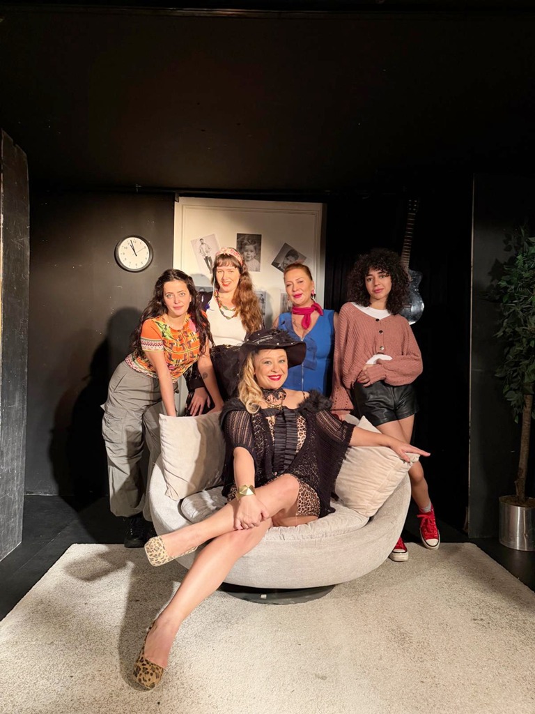 Derya Şen Şen Kızlar 1