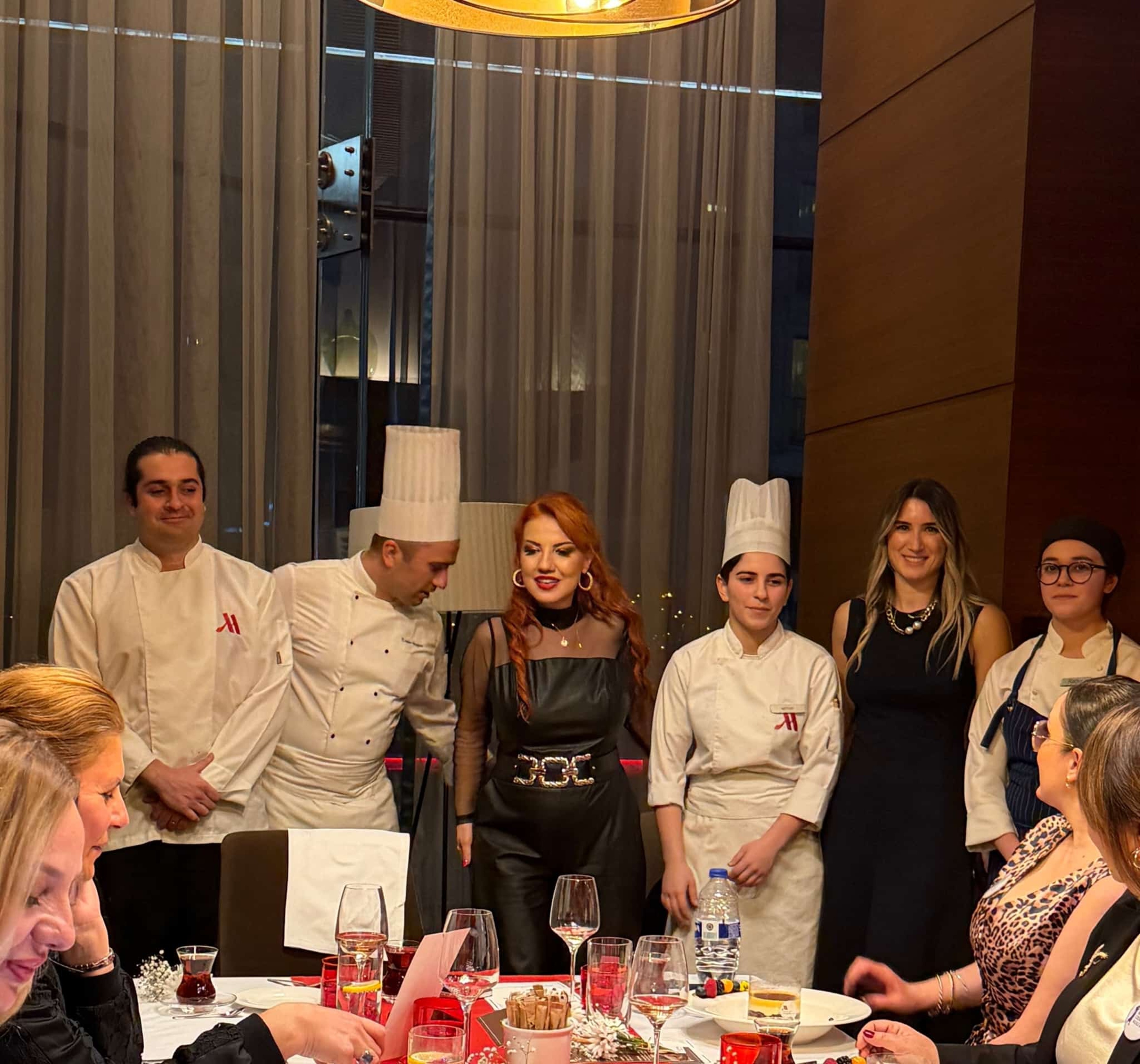 Kadın Liderler Kulübü Üyeler Ve Toplantıya Özel Menü Hazırlayan Şefler