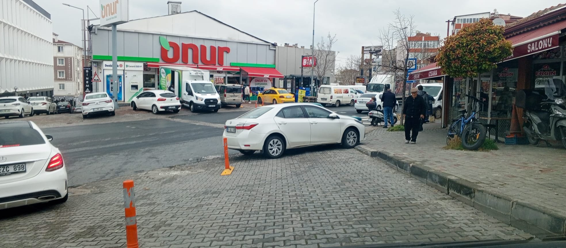 Fuat Umay Sokak Girişindeki Yanlış Park Trafiği Aksattı