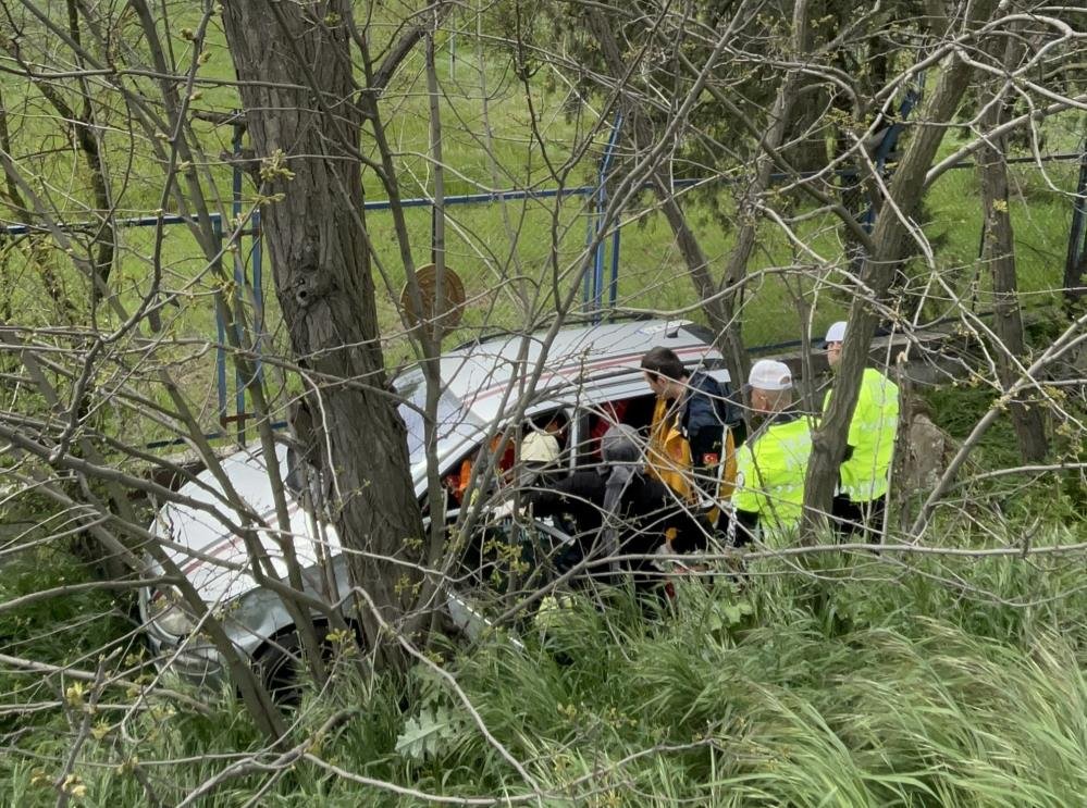 Tekirdağ'da şarampole uçan otomobilin sürücüsü hayatını kaybetti