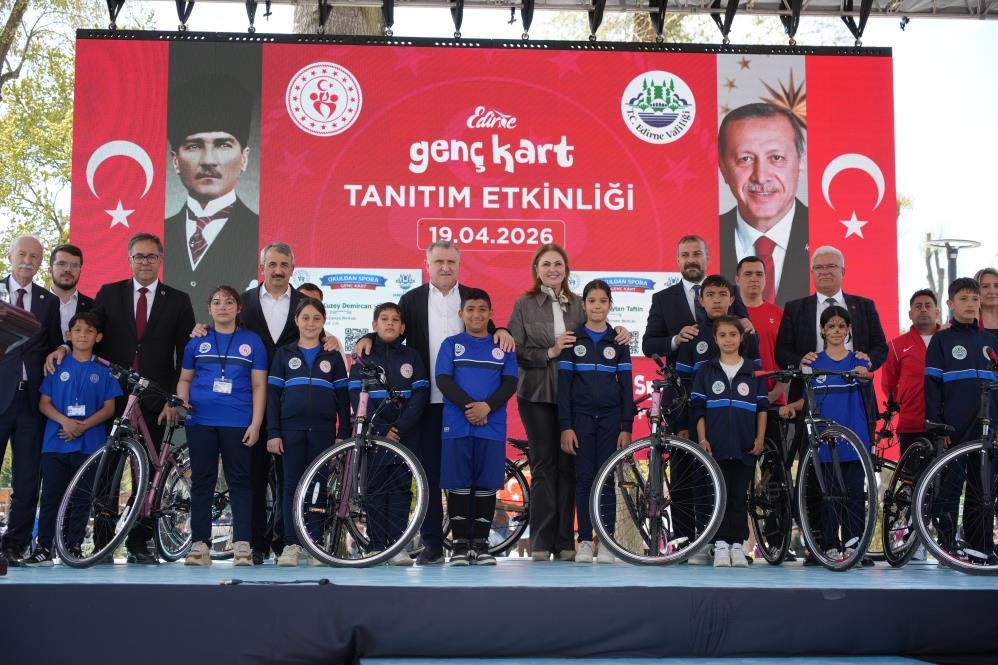 Bakan Bak: "Lütfen çocuklarınızla konuşun, çocuklarınıza sarılın, çocuklarınıza sevginizi aktarın"