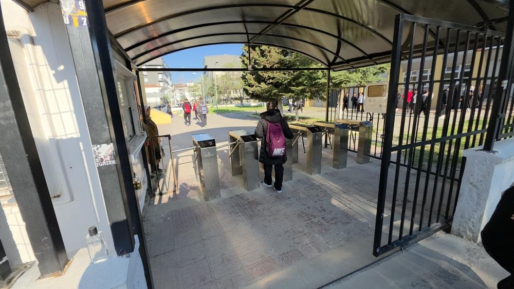 Edirne'de lisede turnikeli güvenlik sistemi