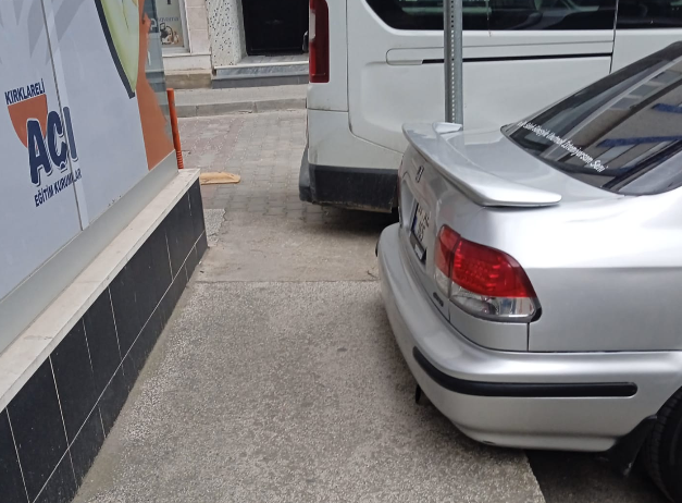 Kırklareli’nde Yayalar Kaldırımlarda Yürüyemiyor