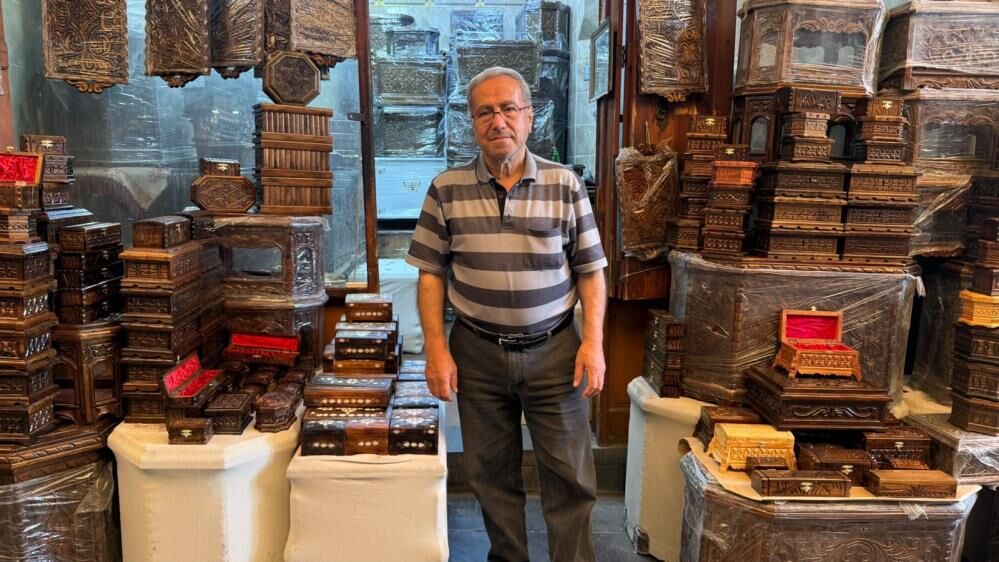 65 yıldır genç kızların çeyizlik sandıklarını yapıyor
