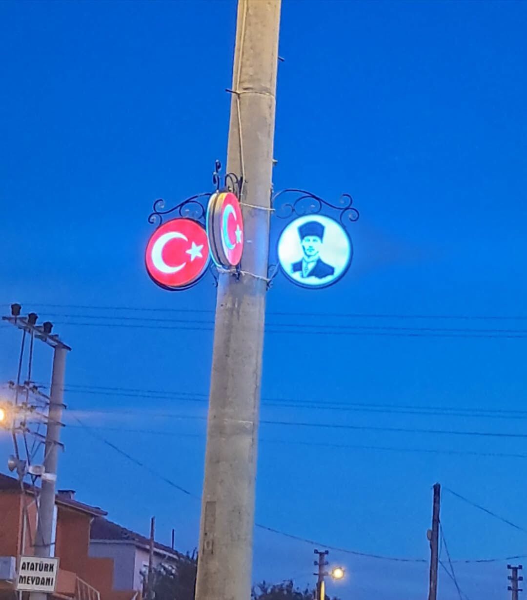 Kavaklı Atatürk Meydanı Türk Bayrağı ve Atatürk Tabelalarıyla Güzelleşti