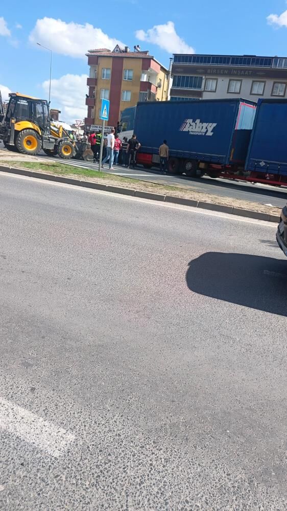 Tırın altında kalan yaşlı kadın ağır yaralandı