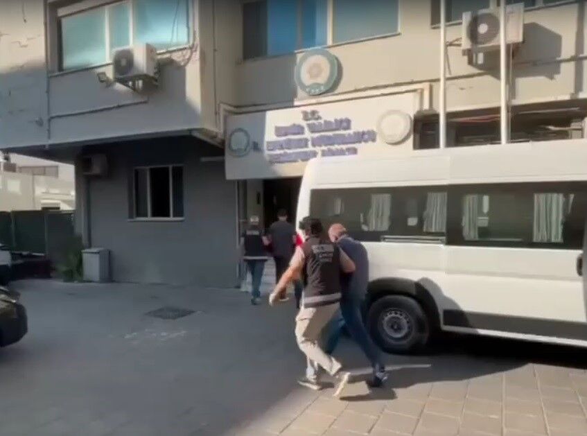 İzmir’de 'galerici' görünümlü tefeci şebekesine operasyon