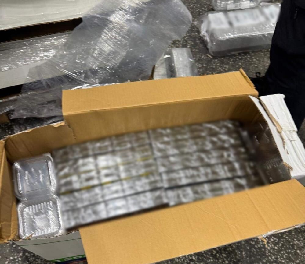 Plastik kutuların arasından 20 bin paket kaçak sigara çıktı