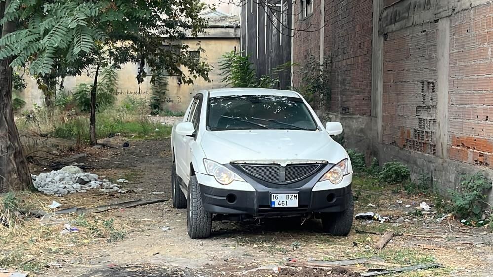 Kendini otomobile kilitleyen kadın ekiplere zor anlar yaşattı