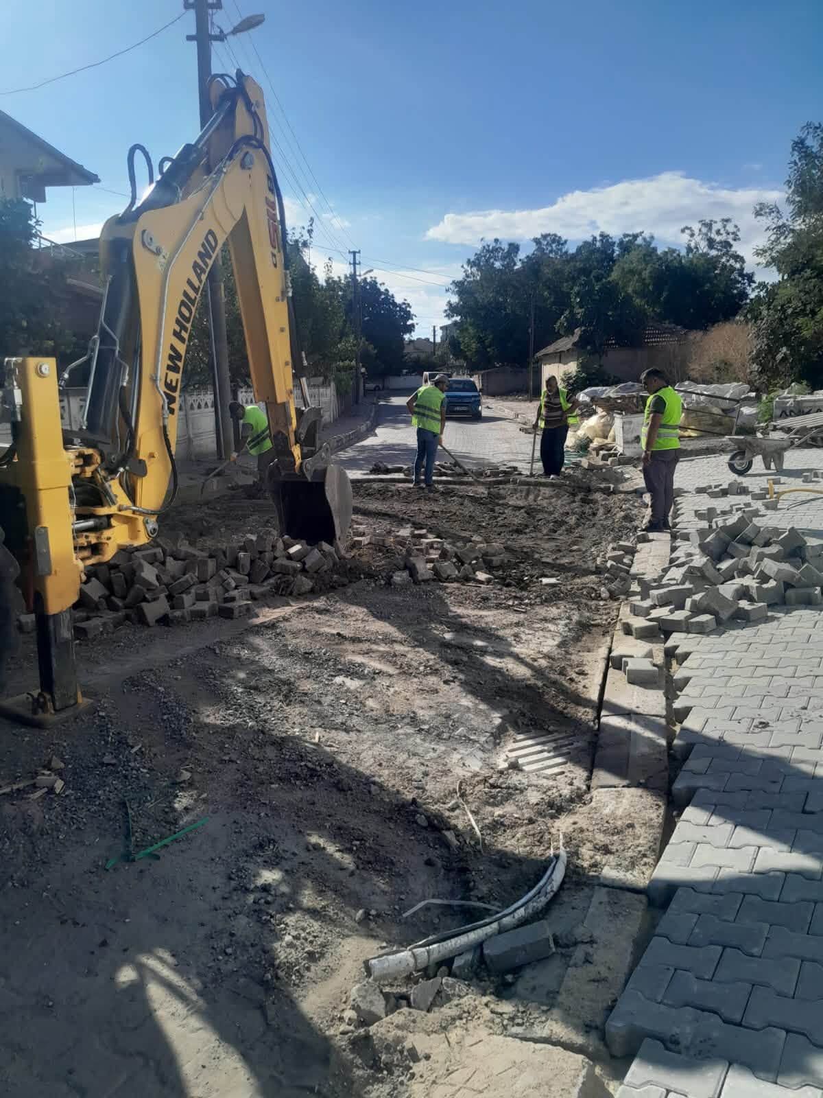 Büyükkarıştıran’da Yol ve Kaldırım Çalışmaları Sürüyor