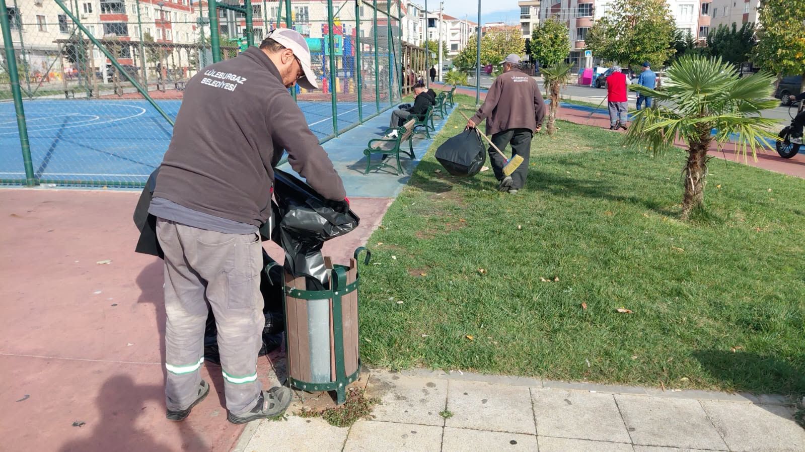 Lüleburgaz’da Parklarda Temizlik ve Bakım Çalışmaları Sürüyor