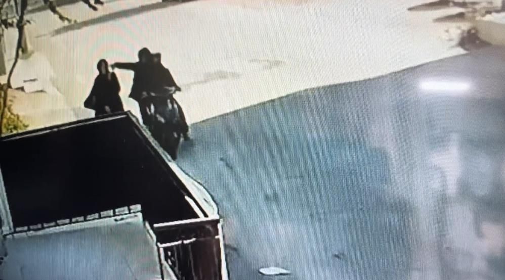 Telefonla konuşurken kapkaça uğradı : O anlar kamerada