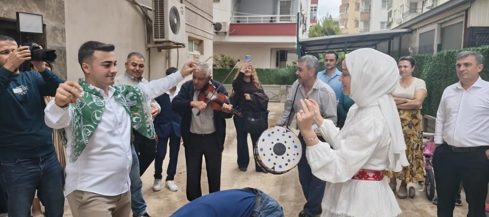 Mersin'de ilginç gelin alma: Damat, vinç sepetiyle 4. kata çıkarak gelini aldı
