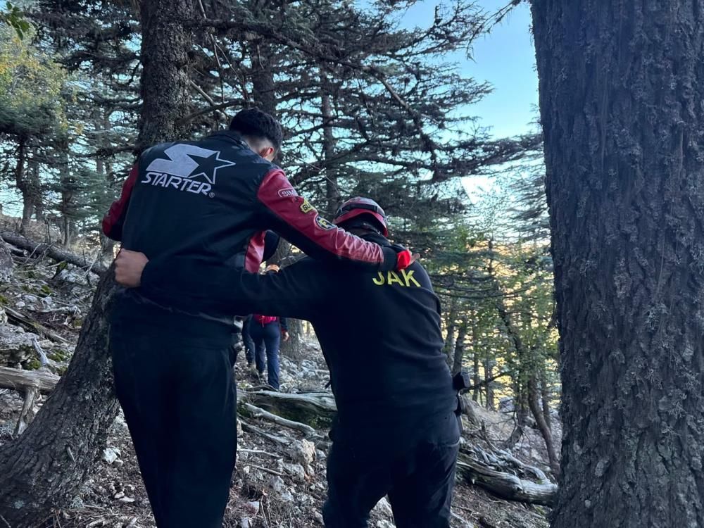 Bin 835 rakımlı zirvede mahsur kalan birisi yaralı 2 kişi 14 saatlik operasyonla kurtarıldı