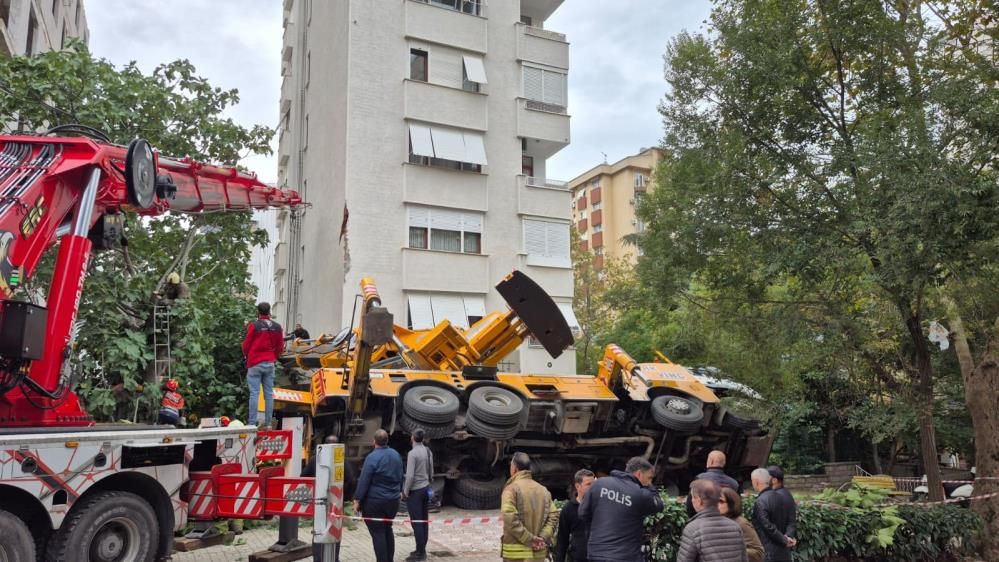 Kadıköy'de devrilen vinç 11 katlı binanın girişine çarptı